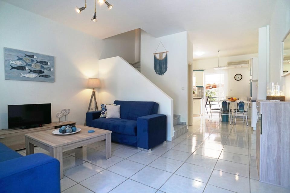 Living room, Lounge or bar, Seating area, Dining area