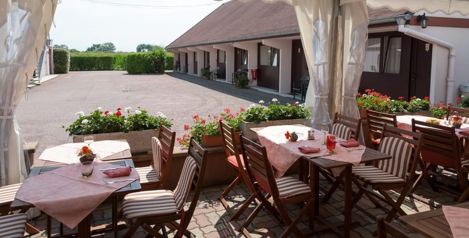 Restaurant/places to eat, Balcony/Terrace