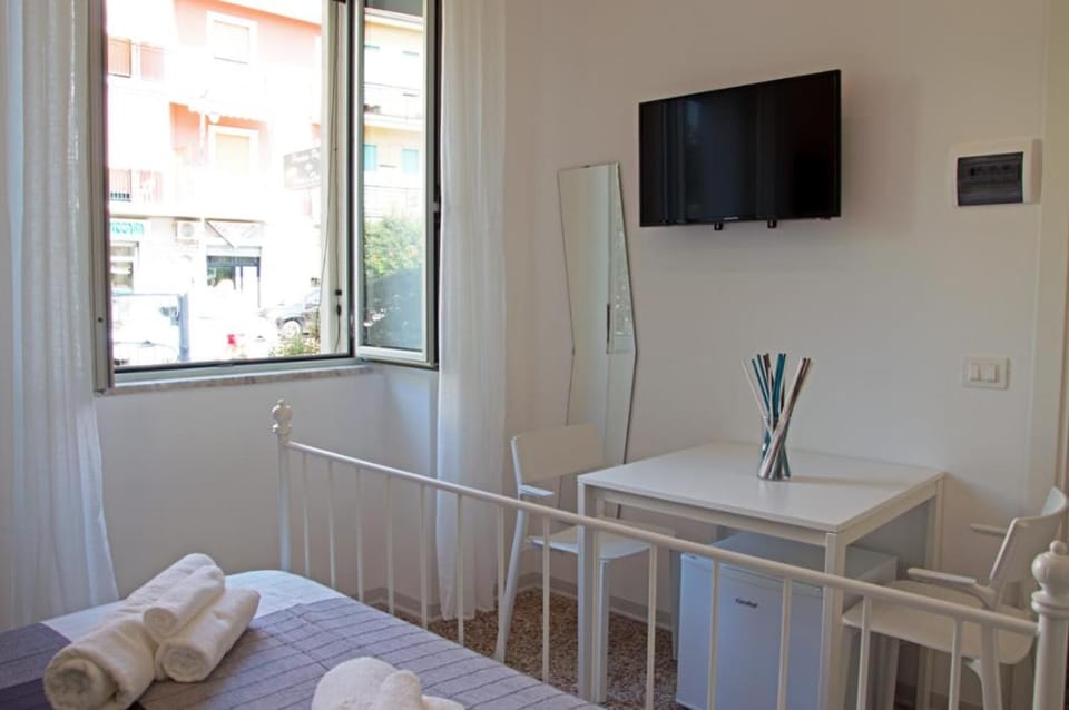View (from property/room), Bedroom, Street view