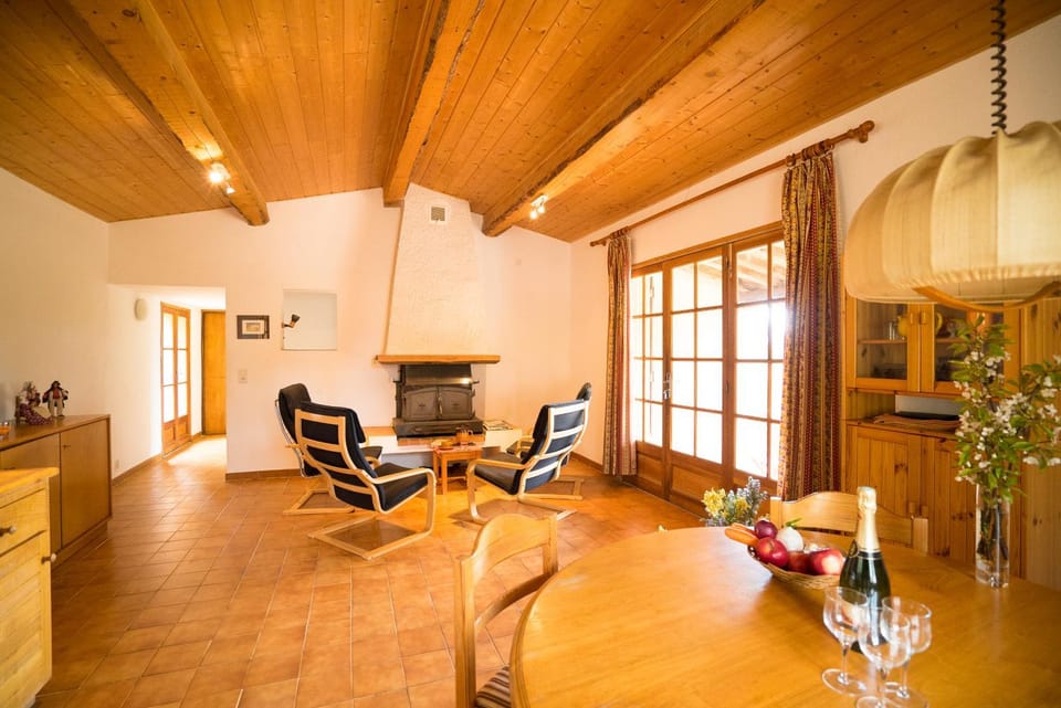 Seating area, Dining area