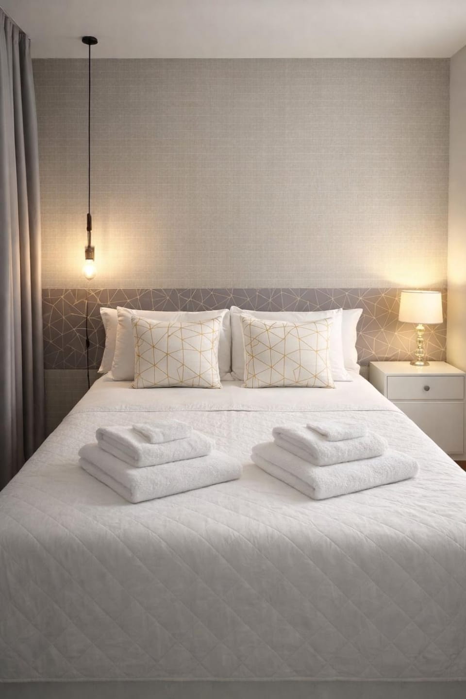 Bed, Bedroom, towels