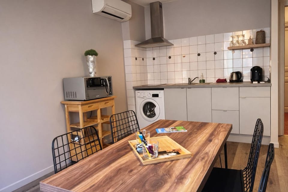 Kitchen or kitchenette, Dining area, washing machine