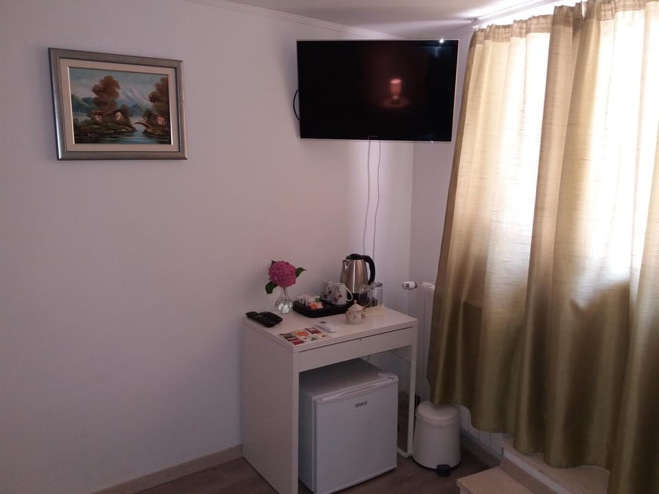 TV and multimedia, Photo of the whole room, Bedroom