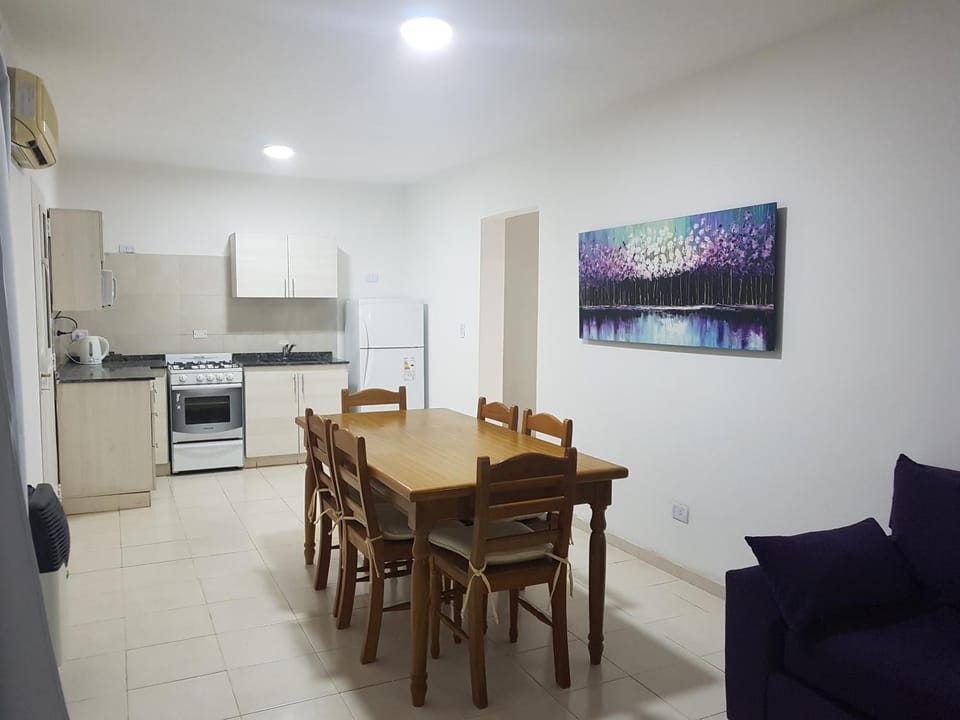 Kitchen or kitchenette, Dining area, minibar, pet friendly, stove