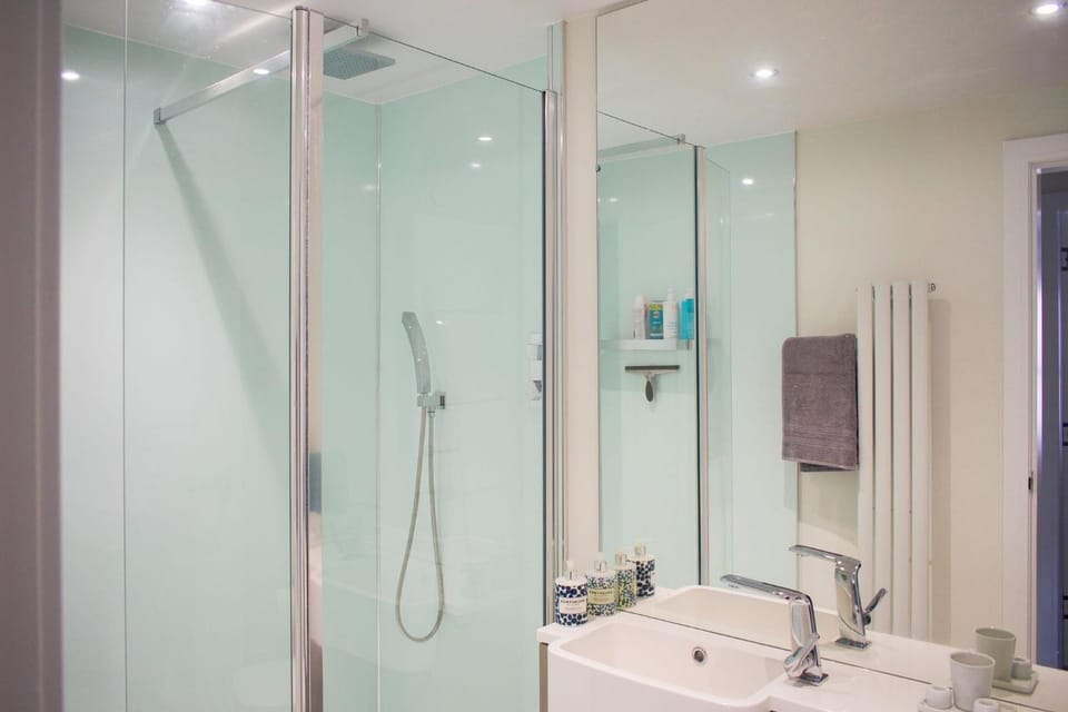 Bright 1 Bedroom City Centre Home with Historic Twist House in Edinburgh