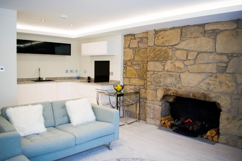 Bright 1 Bedroom City Centre Home with Historic Twist House in Edinburgh