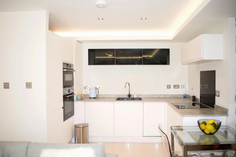 Bright 1 Bedroom City Centre Home with Historic Twist House in Edinburgh