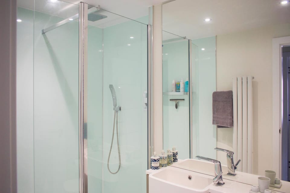 Bright 1 Bedroom City Centre Home with Historic Twist House in Edinburgh