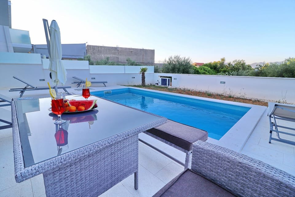 Balcony/Terrace, Seating area, Swimming pool, sunbed