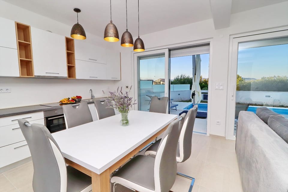 Living room, Dining area, Swimming pool, pet friendly, stove