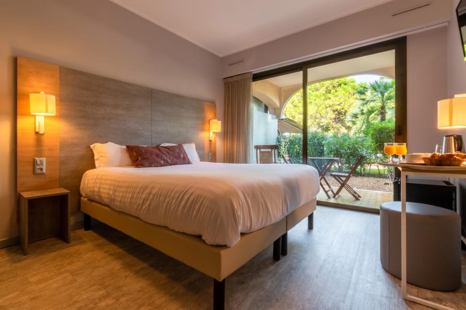 Photo of the whole room, Bedroom, Garden view