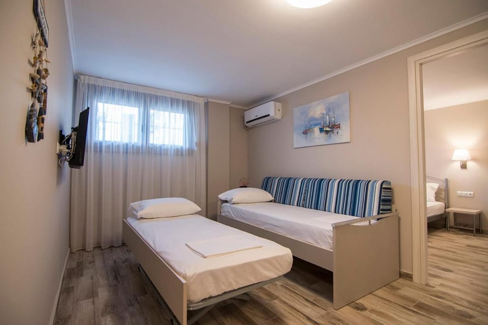 Bed, Living room, Bedroom