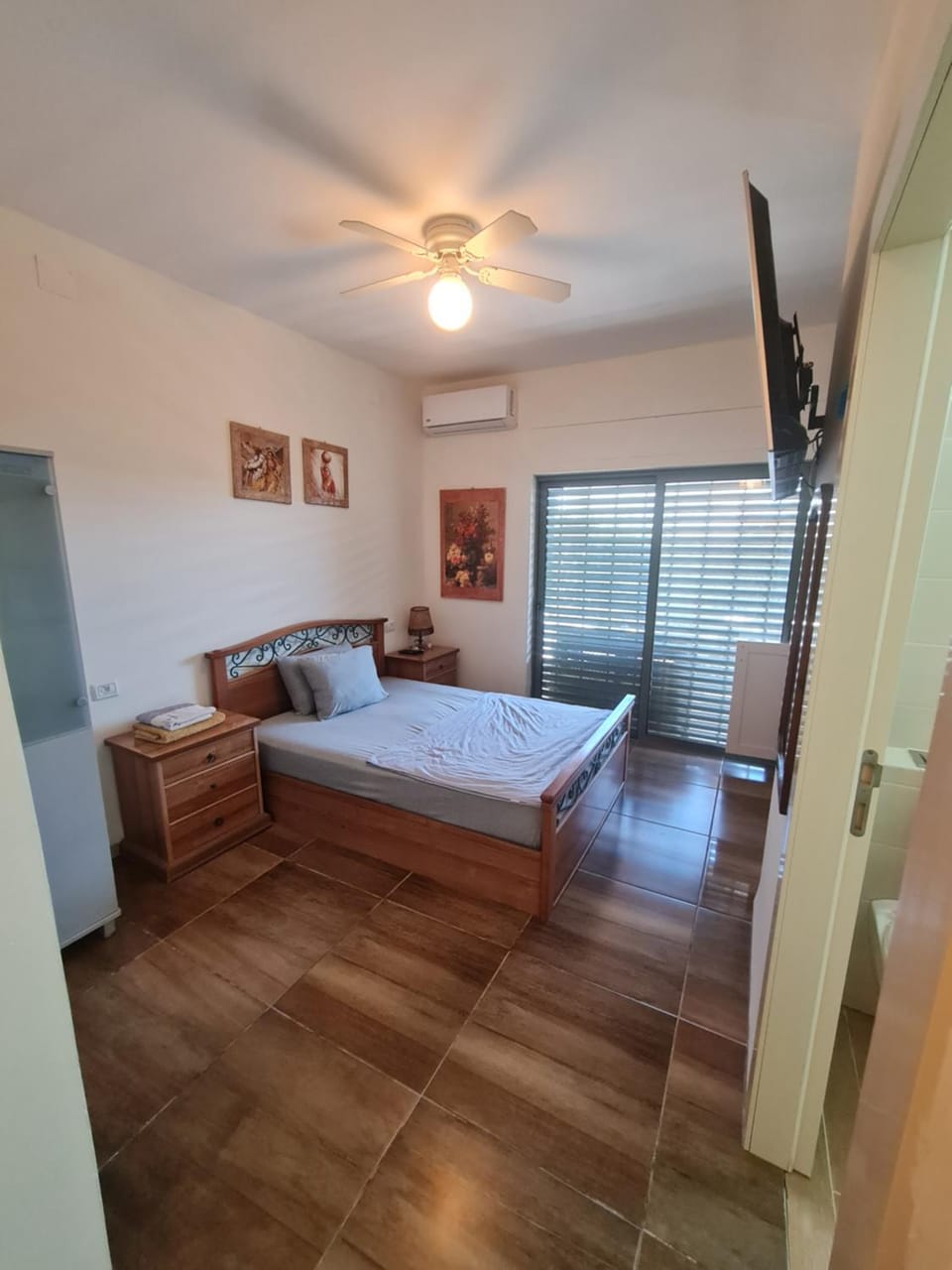 Bed, TV and multimedia, Photo of the whole room, Bedroom, fireplace