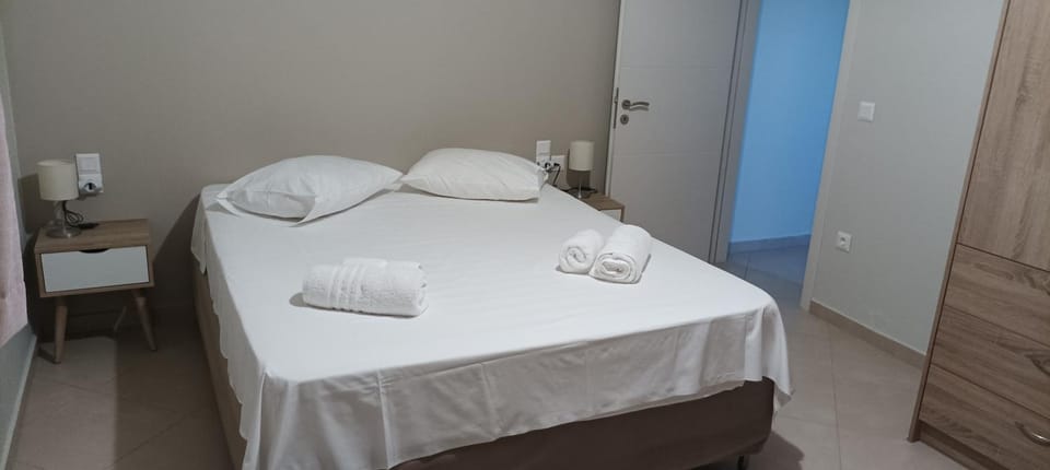 Bed, Bedroom, towels