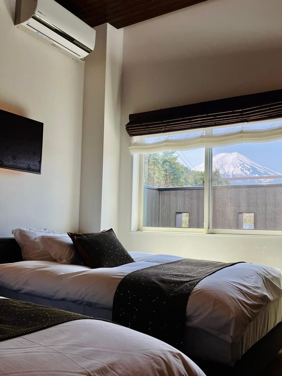 Bed, Bedroom, Mountain view