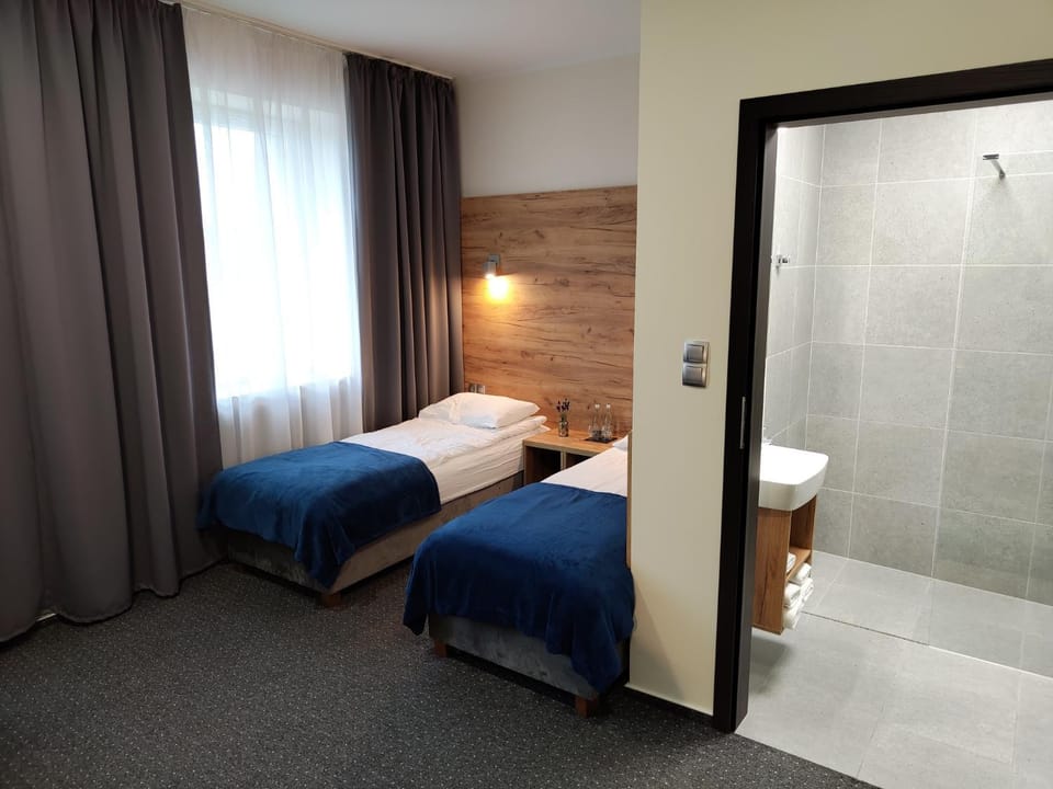 Shower, Bed, Bathroom, towels