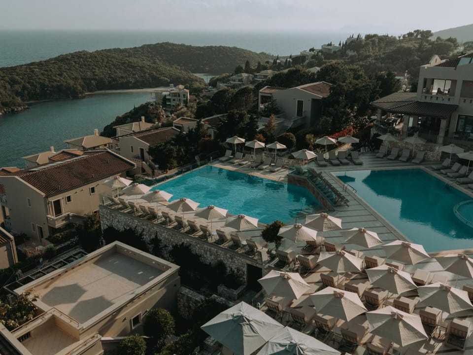 Swimming pool, sunbed