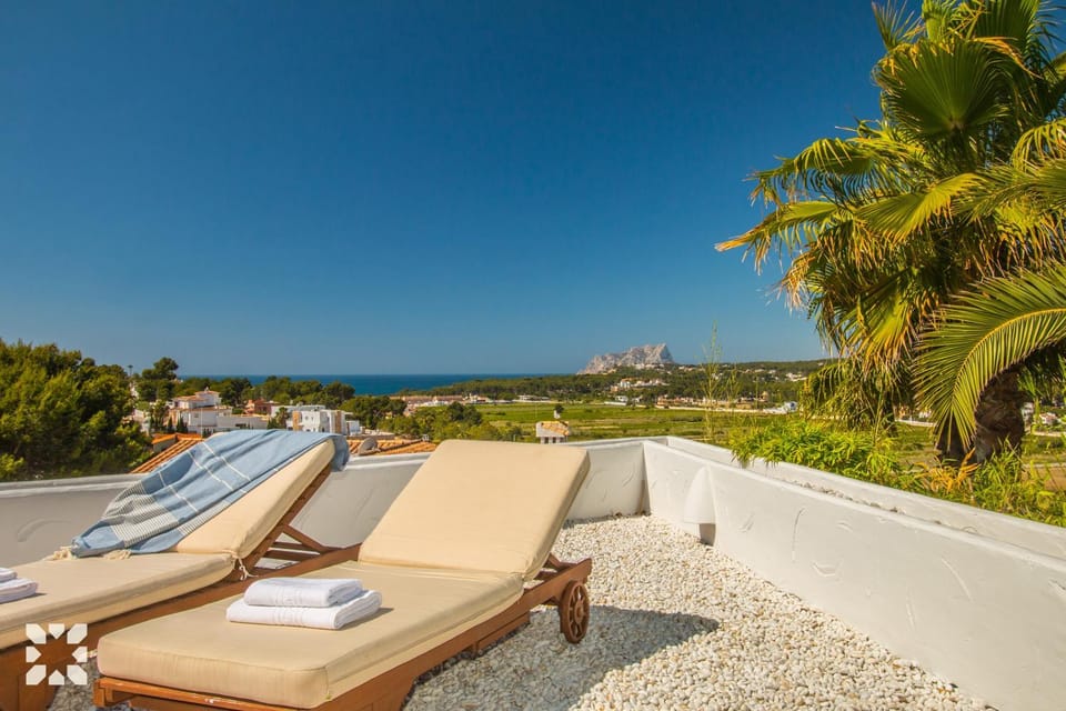 Day, Natural landscape, Living room, Seating area, Pool view, Sea view, Swimming pool, sunbed