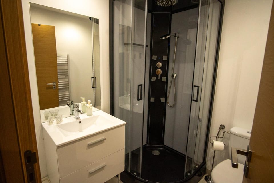 Shower, Toilet, Bathroom, towels