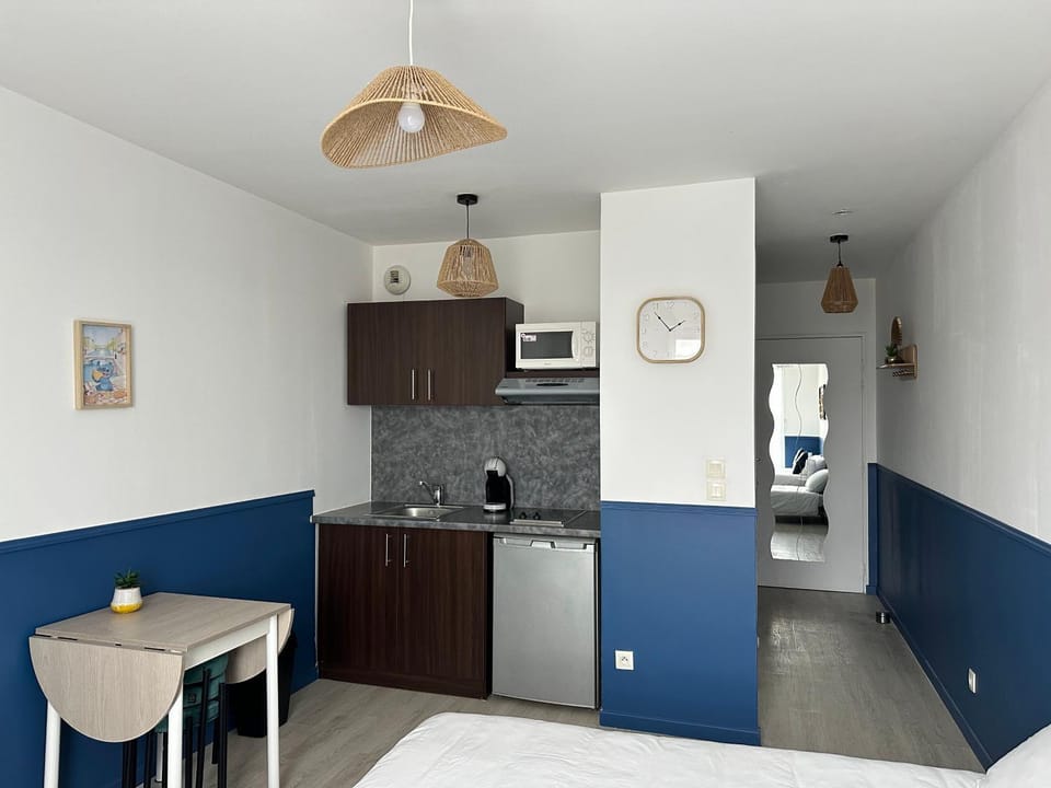 Kitchen or kitchenette, Dining area, stove
