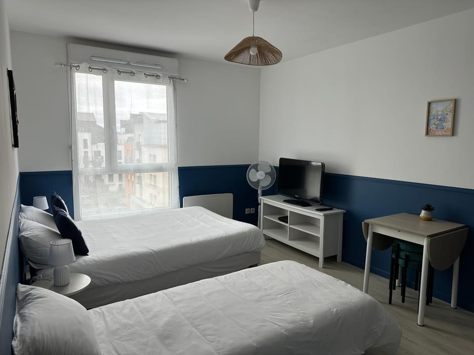 Bed, TV and multimedia, Living room, Photo of the whole room, Seating area, Bedroom