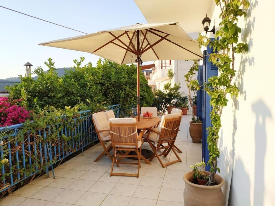Aquarella-stylish veranda apartment in centre of Poros town Apartment in Poros
