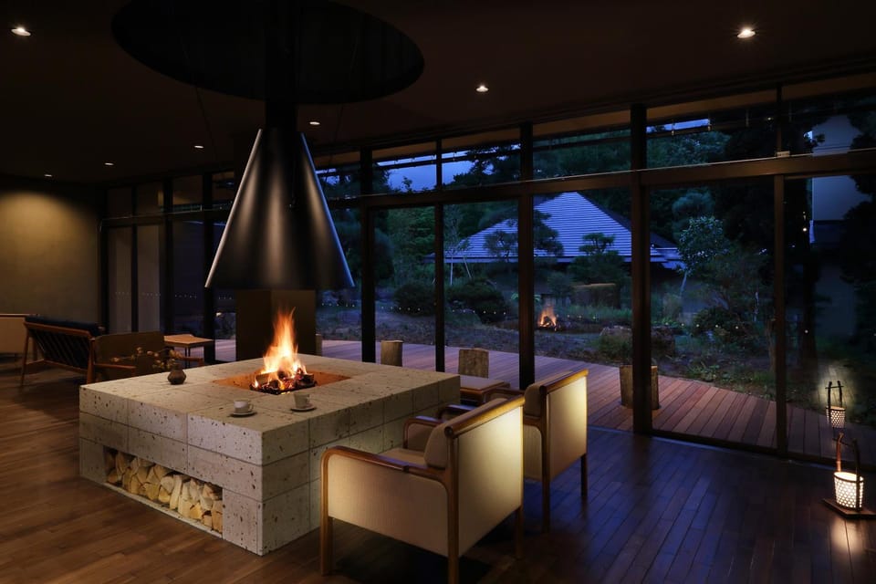 Seating area, fireplace