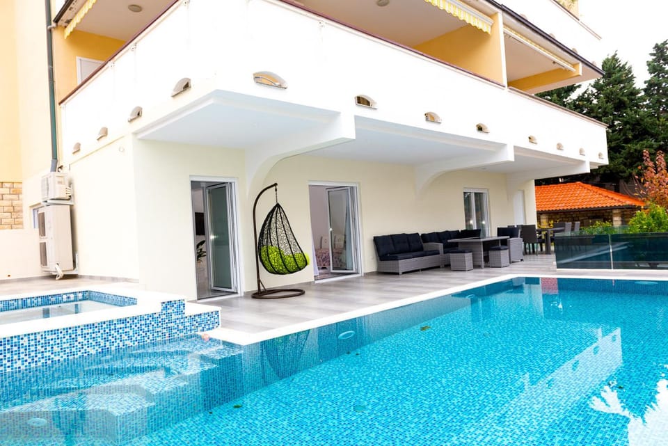 Property building, Patio, Day, Pool view, Swimming pool, sunbed