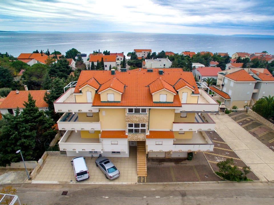 Property building, Day, Neighbourhood, Bird's eye view, Sea view, Location, Parking