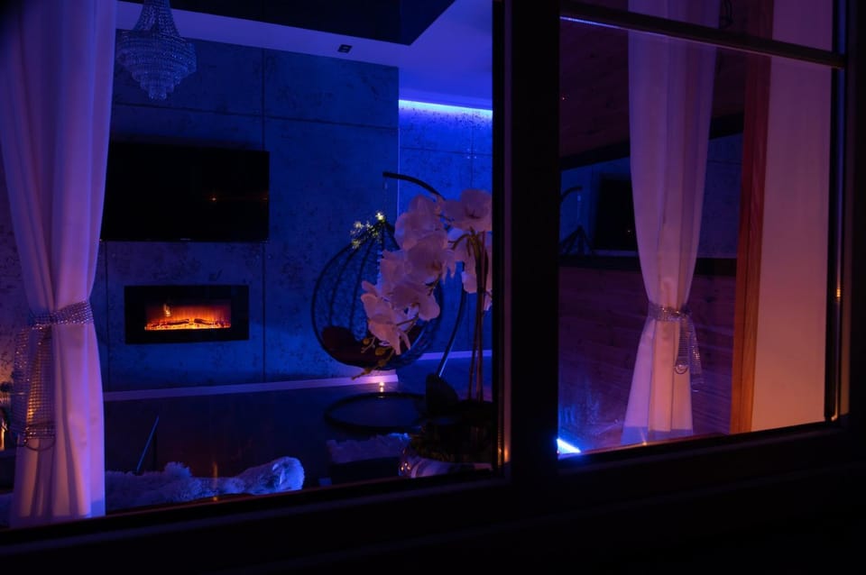 Night, TV and multimedia, Seating area