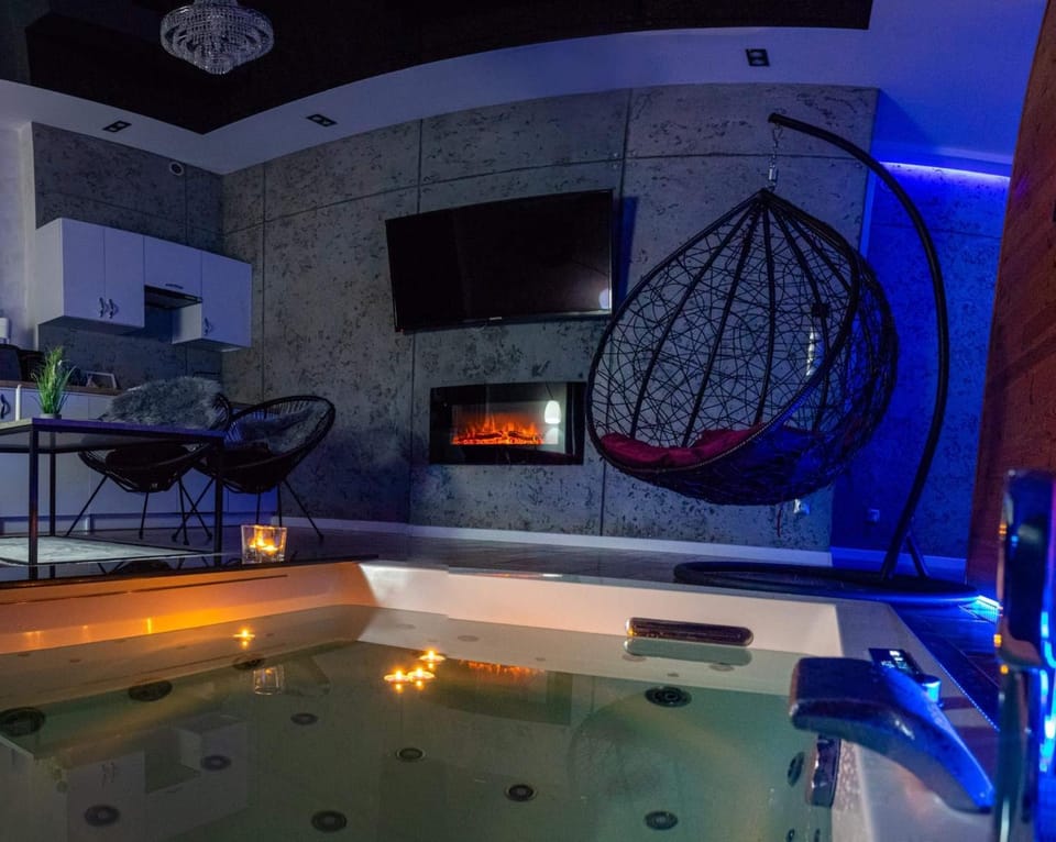 Hot Tub, TV and multimedia, Living room, Seating area, flat iron
