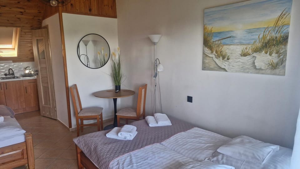 Bed, Photo of the whole room, Decorative detail, Decorative detail, Bedroom, towels