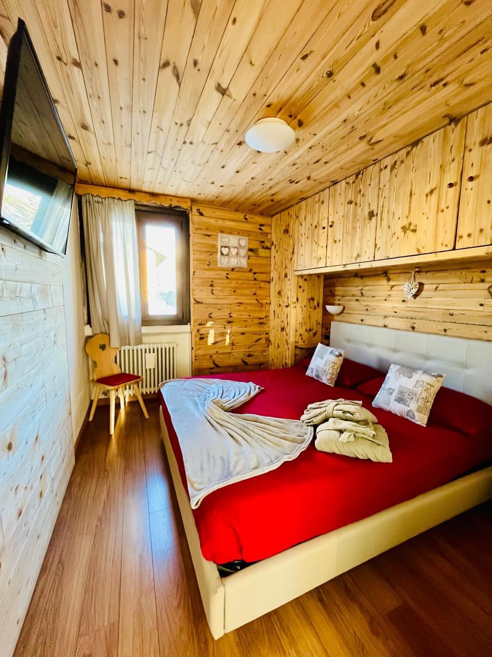 Bed, TV and multimedia, Photo of the whole room, Bedroom