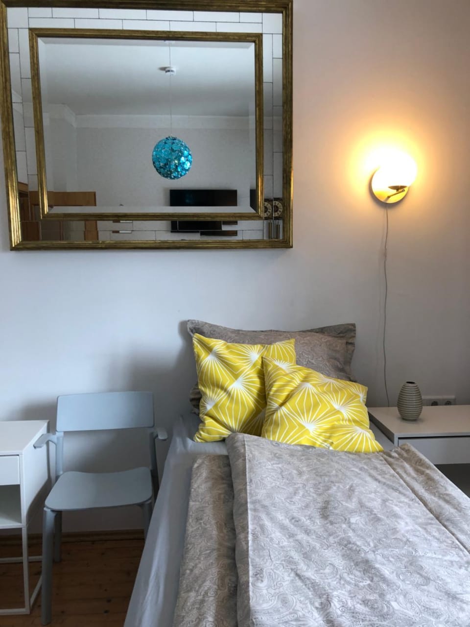 Bed, TV and multimedia, Bedroom