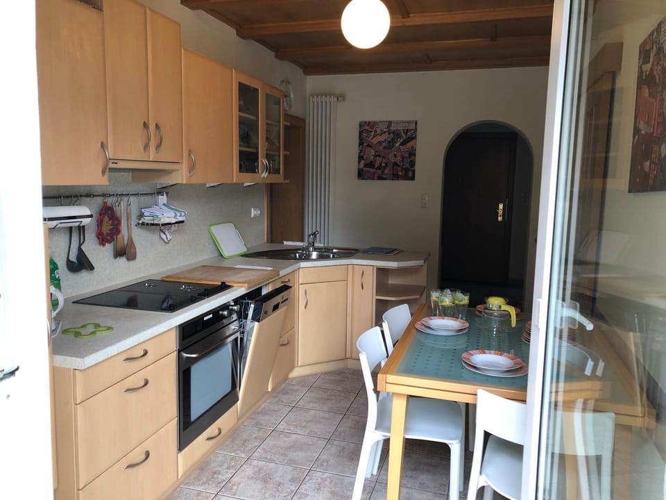 Balcony/Terrace, Kitchen or kitchenette, Dining area, dishwasher, stove, kitchen