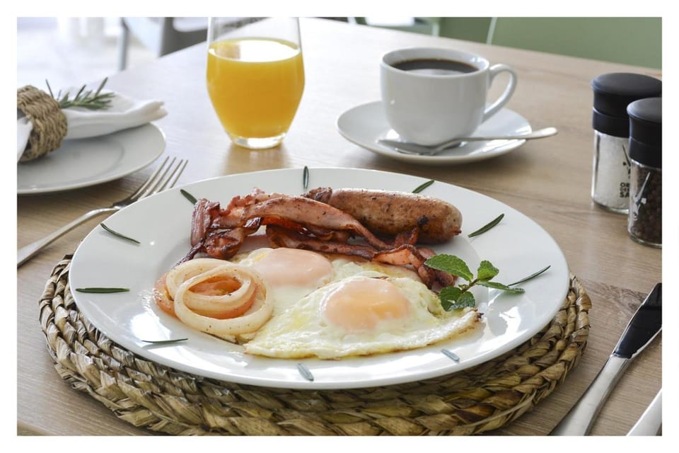 Property building, Restaurant/places to eat, Food and drinks, Food, Swimming pool, Breakfast, Continental breakfast