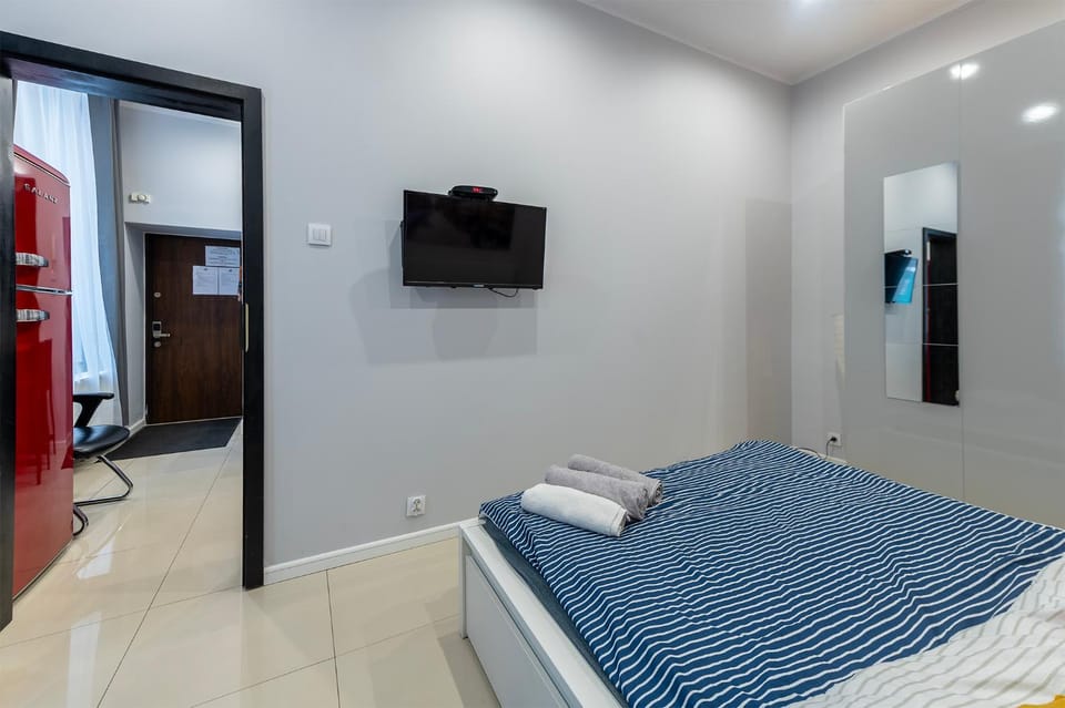 Bed, TV and multimedia, Bedroom
