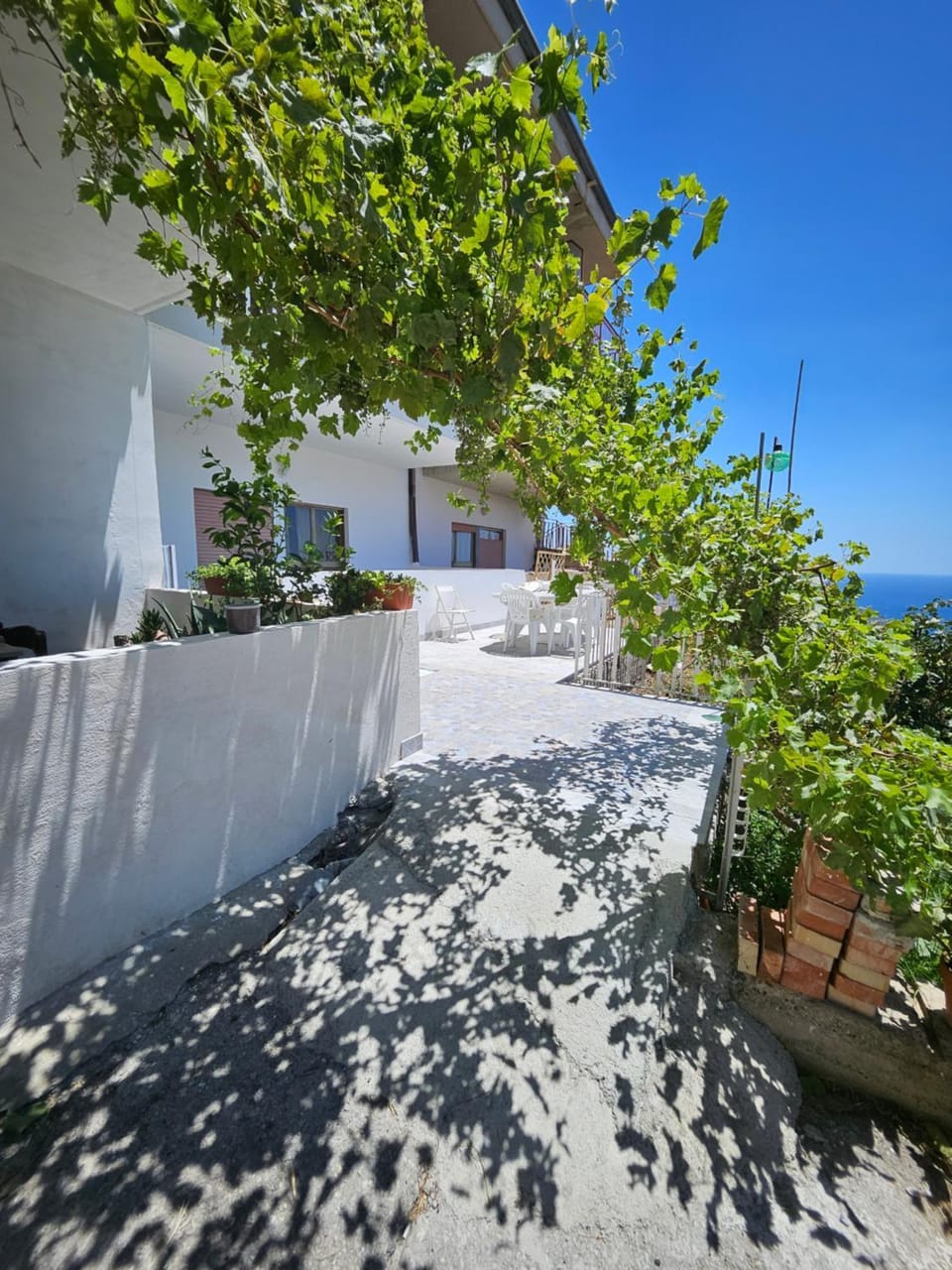 Property building, Spring, Day, Natural landscape, Garden, View (from property/room), Balcony/Terrace, Garden view, Sea view