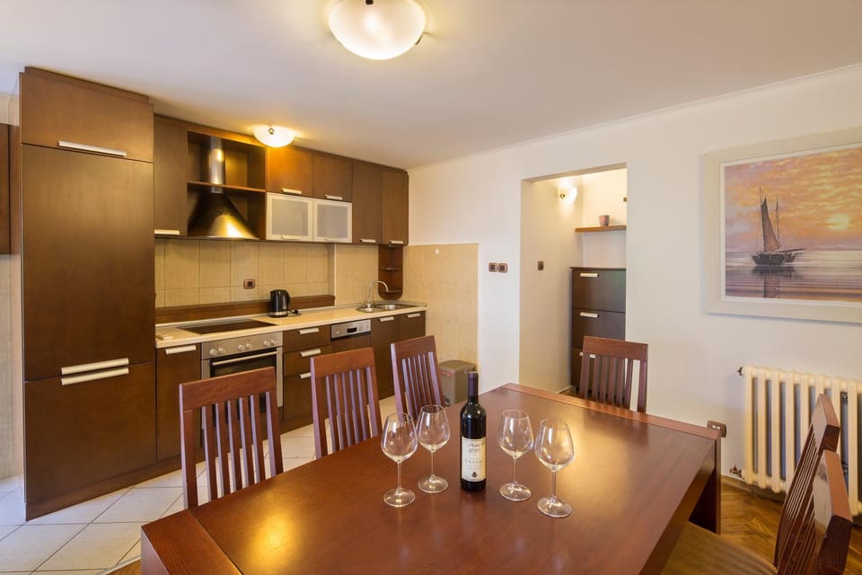 Kitchen or kitchenette, Dining area, stove