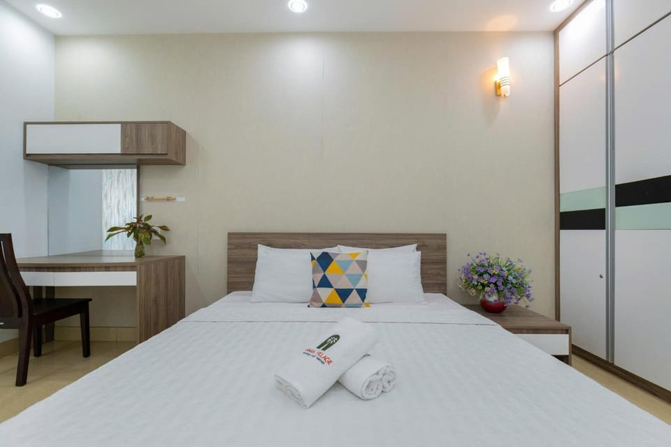 Bed, Seating area, Bedroom
