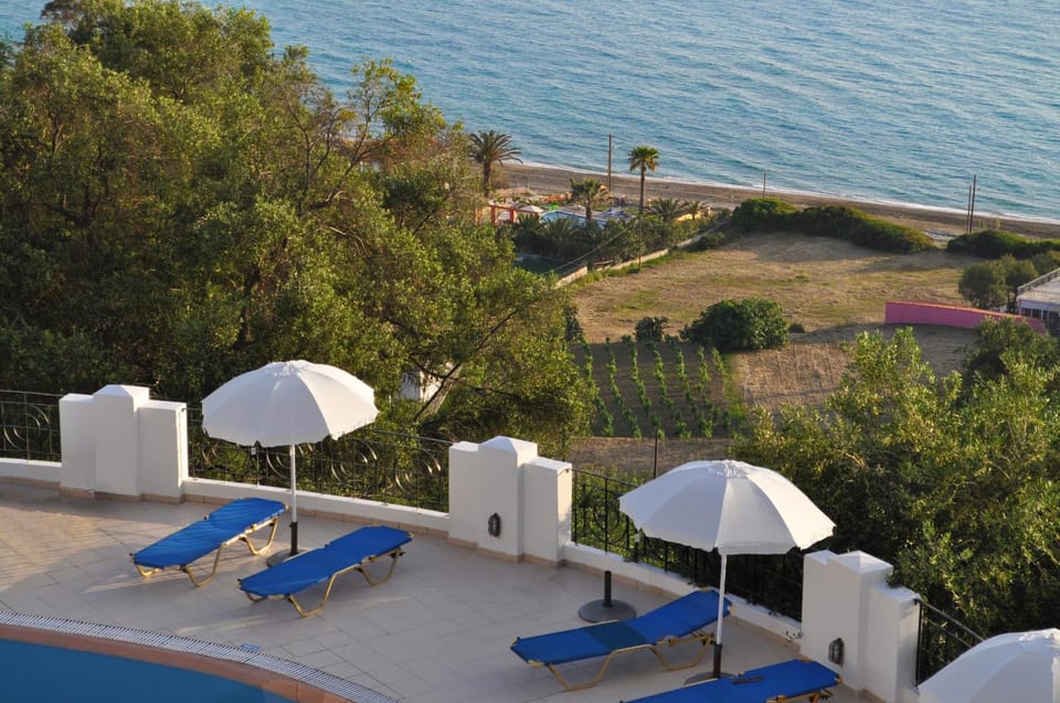 Patio, Neighbourhood, BBQ facilities, View (from property/room), Balcony/Terrace, Other, Beach, Area and facilities, Swimming pool, furniture, sunbed