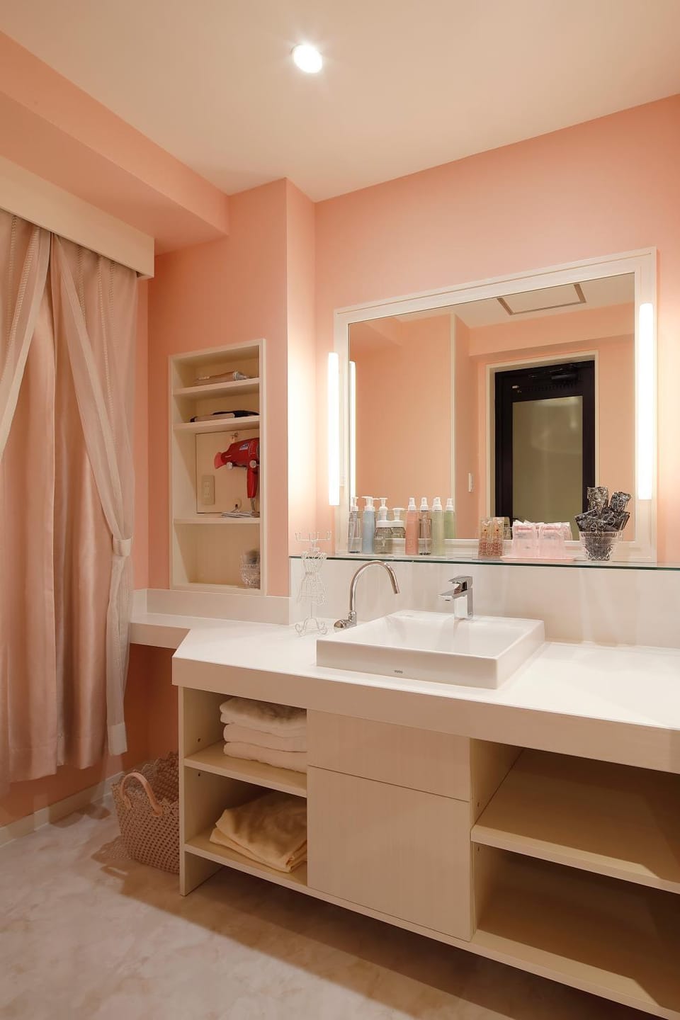 Photo of the whole room, Decorative detail, Area and facilities