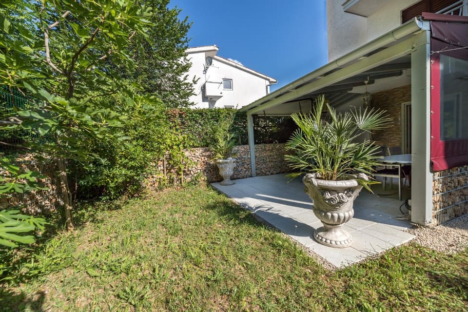 Patio, Facade/entrance, Garden, Seating area