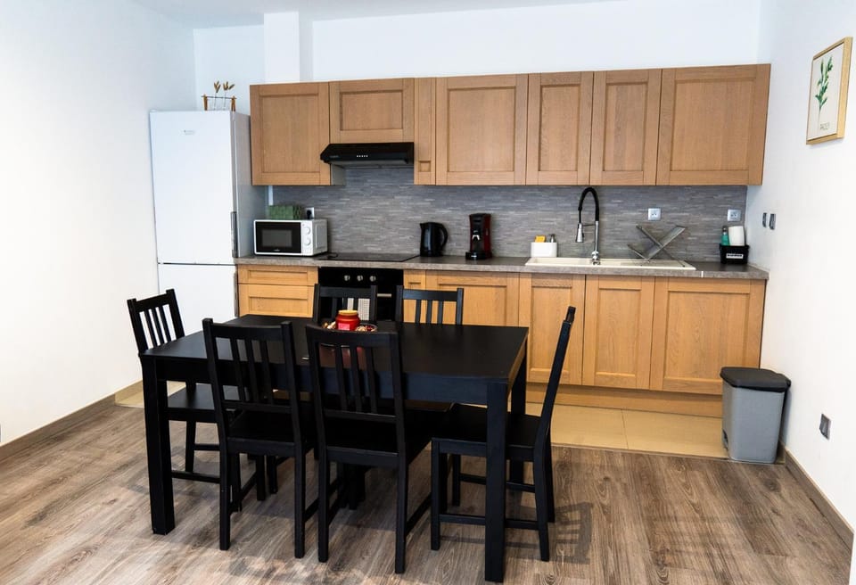 Coffee/tea facilities, Kitchen or kitchenette, Dining area, oven, stove