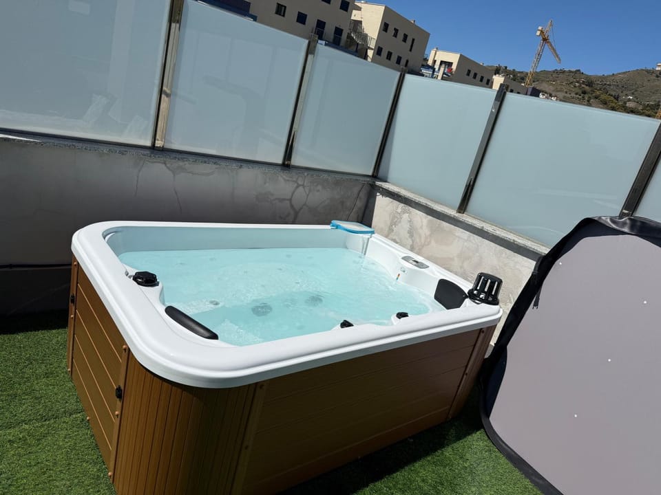 Ático 90m de terraza, jacuzzi privado y cargador de coche eléctrico en Cabria, Almuñecar Apartment in Almuñécar