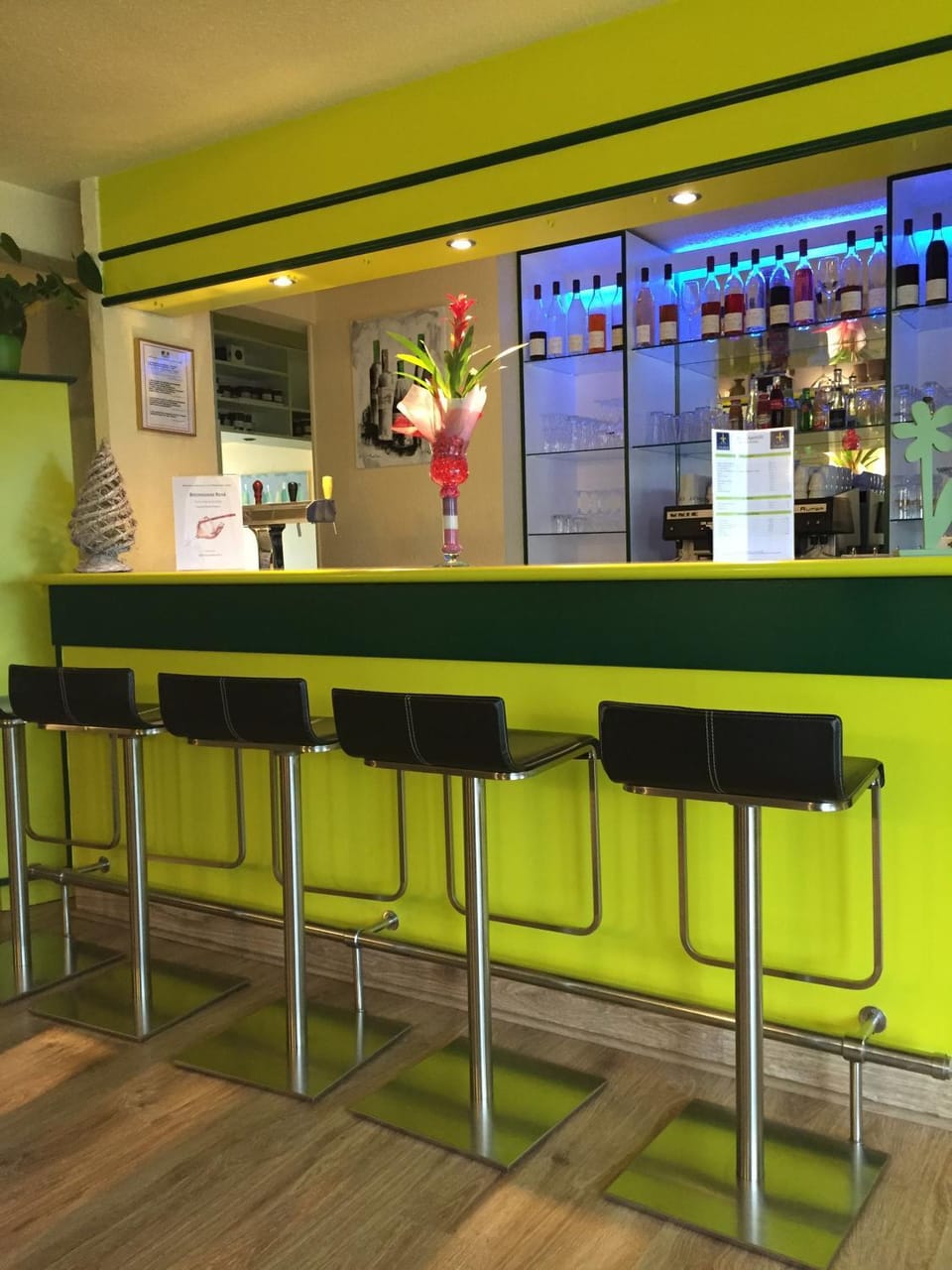 Lounge or bar, Food and drinks