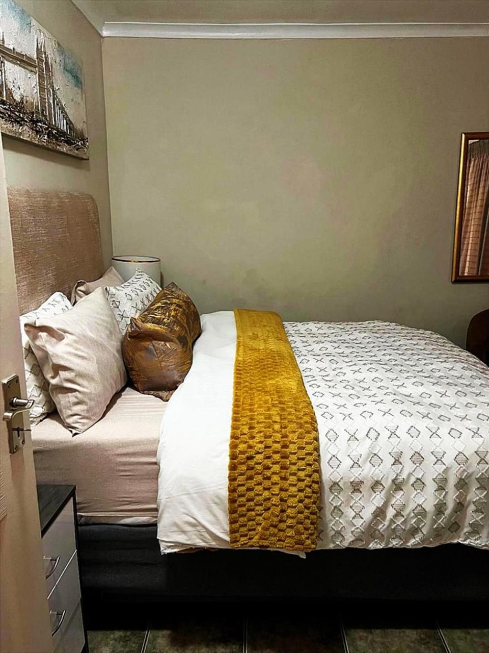 Bed, Photo of the whole room, Bedroom