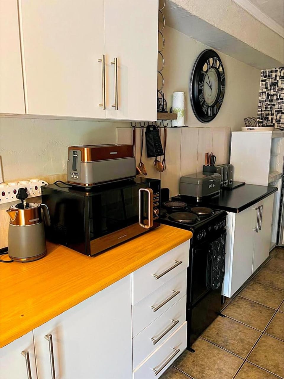 Coffee/tea facilities, Kitchen or kitchenette, oven, stove, toaster