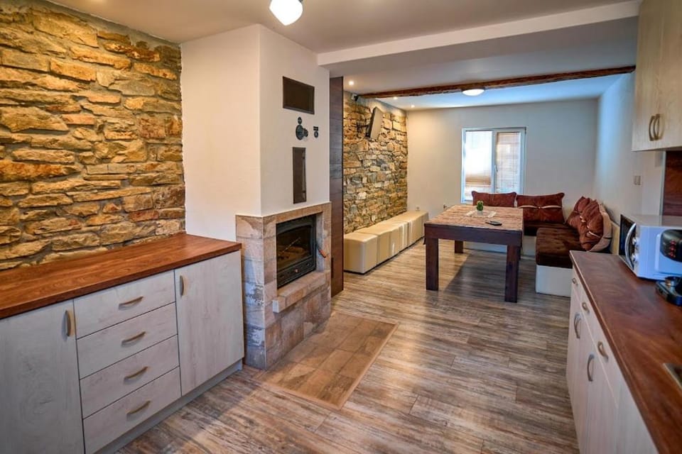 Kitchen or kitchenette, Dining area
