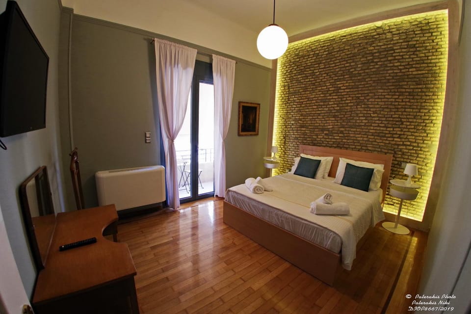 Bed, TV and multimedia, Bedroom, hair dresser, towels